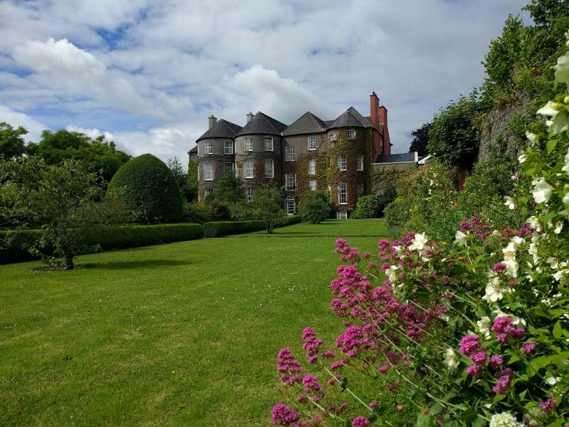 Château en Irlande avec un jardin autour et des fleurs