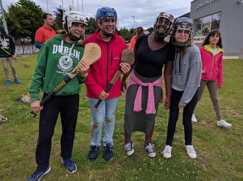 enfants qui posent avec une crosse et un casque 