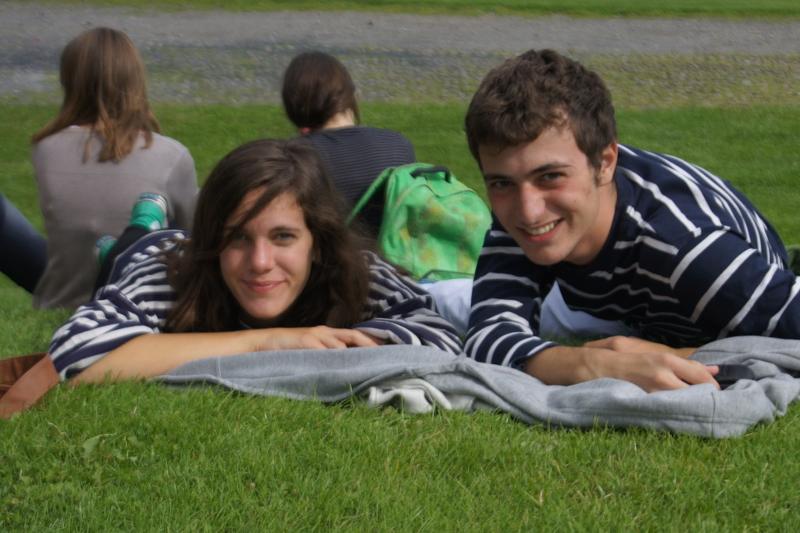jeunes qui se détendent sur la pelouse en séjour linguistique dublin