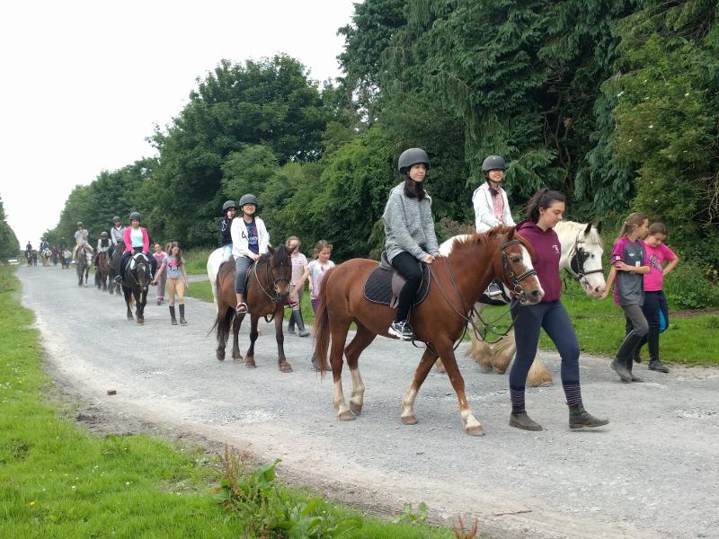 jeunes qui font une balade à cheval dans la nature en séjour linguistique dublin