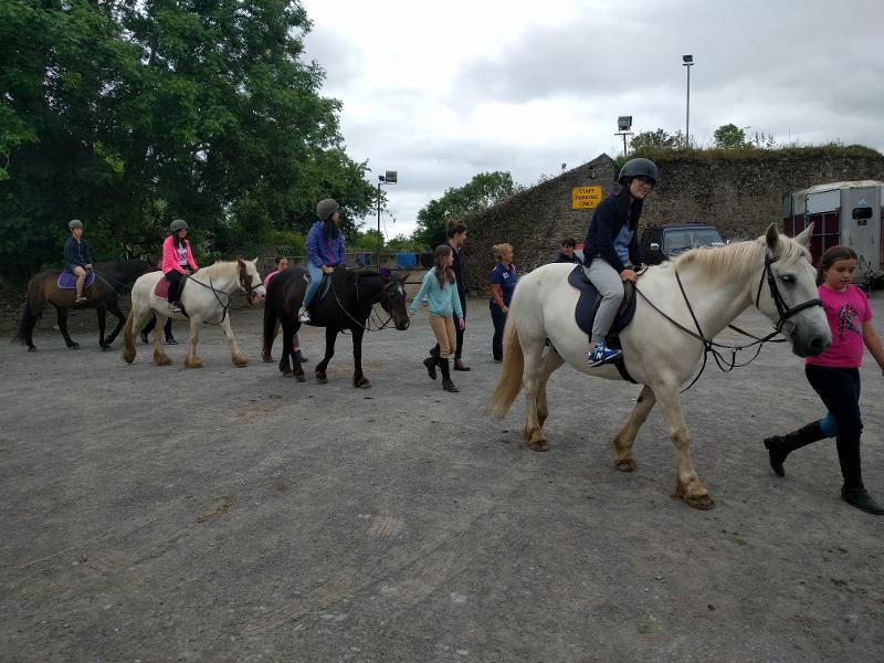 Des jeunes en balade à cheval pendant leur séjour linguistique Irlande famille d'accueil