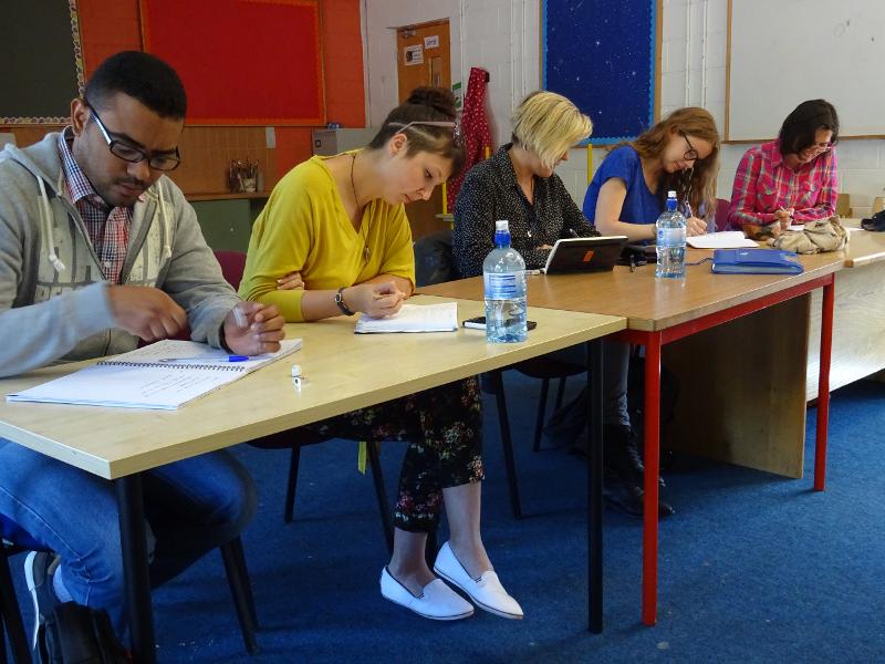 Des adolescents passent un examen en séjour linguistique Irlande famille d'accueil