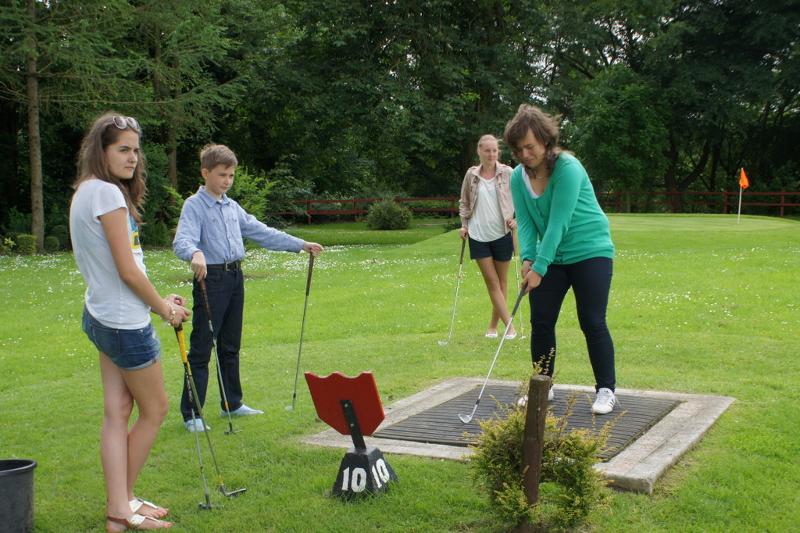quatre jeunes faisant une partie de mini-gold pendant leur séjour linguistique Irlande famille d'accueil