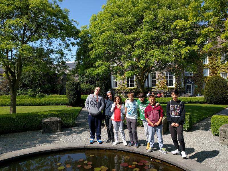 photo de groupe pendant une des visites de leur séjour linguistique Irlande famille d'accueil