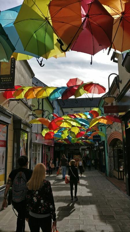 des parasols supsendus dans les rues de Kilkenny observés au cours du séjour linguistique Irlande famille d'accueil