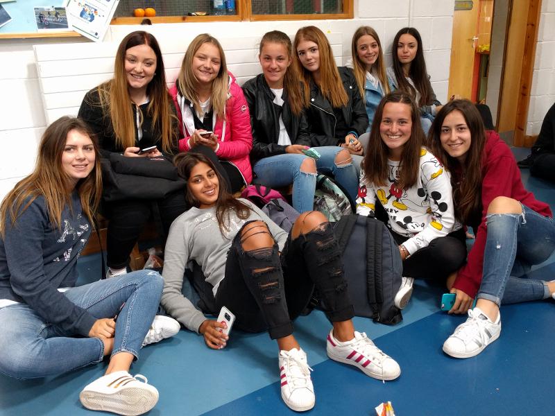 photo de groupe de filles à l'intérieur en séjour linguistique dublin