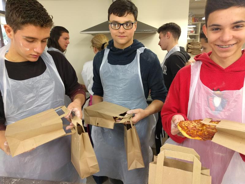 trois garçons avec leur pizza pendant leur séjour linguistique Irlande famille d'accueil