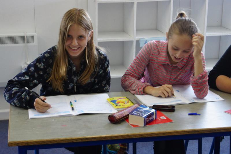 Deux filles sourient et étudient en séjour linguistique