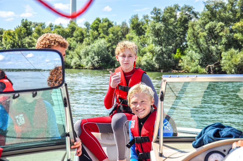 jeunes sur le bateau avec leur combinaison en colo kitesurf