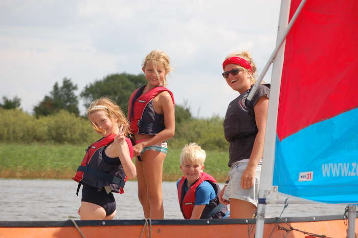 animatrice avec des enfants sur le bateau en colonie de vacances catamaran