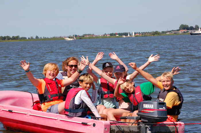 jeunes sur un bateau en colonie de vacances parc aquatique