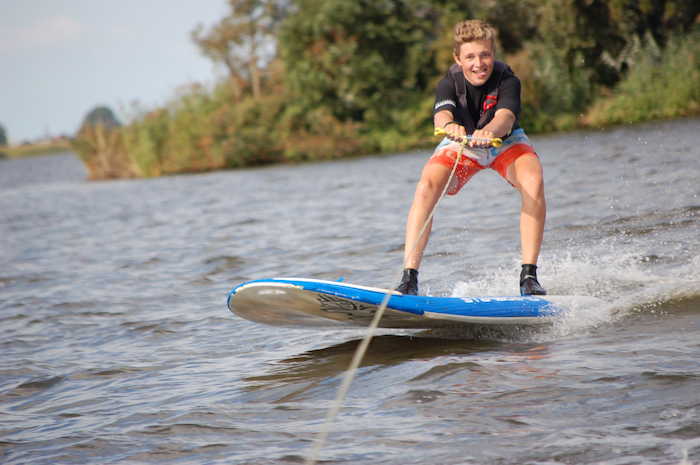 jeune sur un wakeboard en colonie parc aquatique