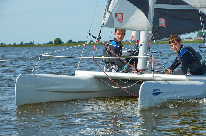 jeunes sur l'eau en colo catamaran