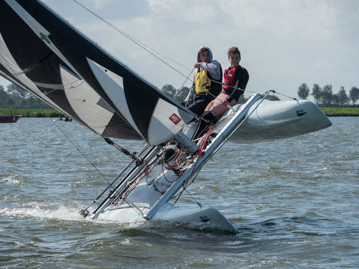 jeunes sur un bateau en colonie de vacances catamaran