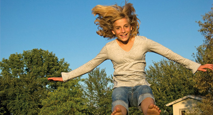 une jeune fille qui saute sur un trampoline en séjour linguistique Allemagne