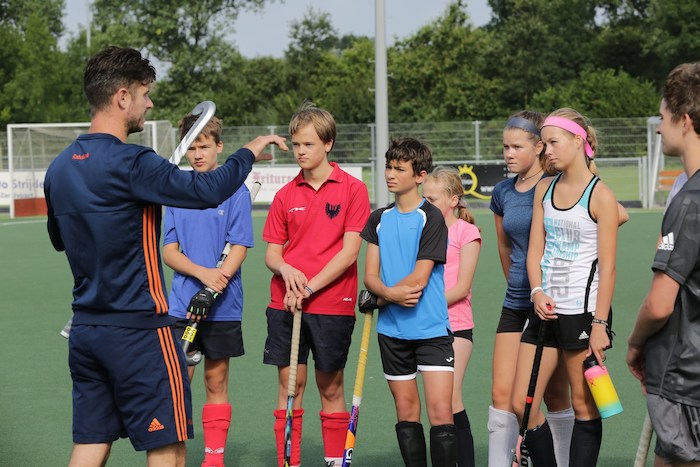 Un moniteur donne des explications en colo hockey