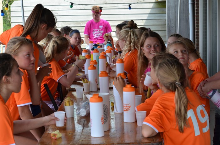 Des filles font une pause en colo hockey 