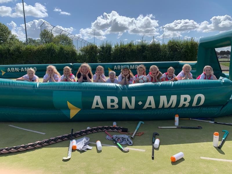 Des fillettes s'amusent en colo hockey 