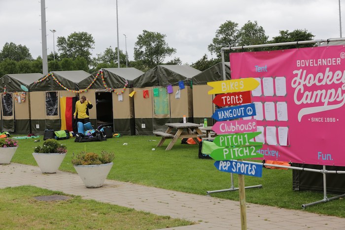tentes avec des panneaux et drapeaux en colonie de vacances automne