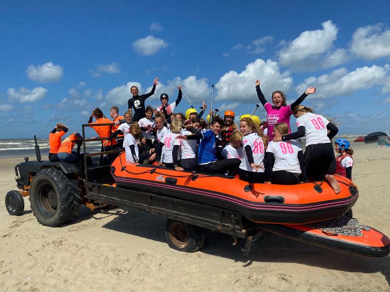 Groupe sur un bateau pendant une colonie de vacances  automne