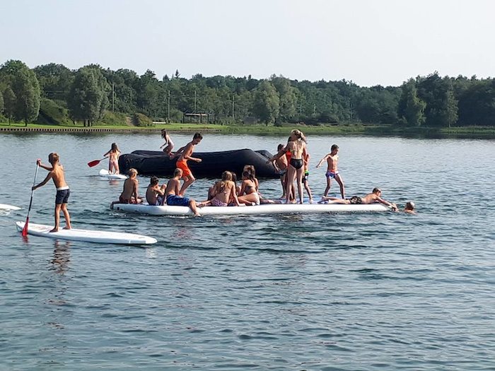 Jeunes font du paddle en colonie de vacances anglais et sport