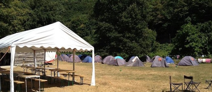 Tentes d'ado alignées en colonie de vacances corses