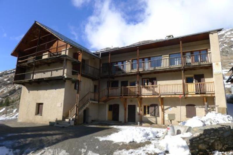 chalet avec de la neige en montagne en colonie ski vosges