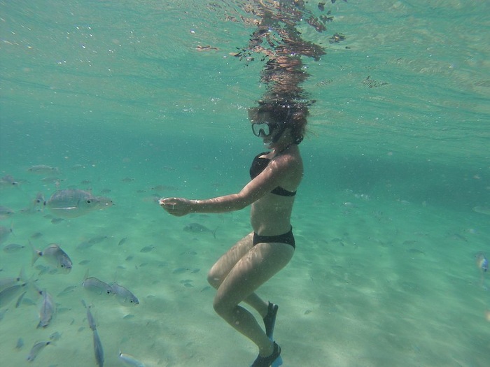 ado sous l'eau en colonie a la mer 
