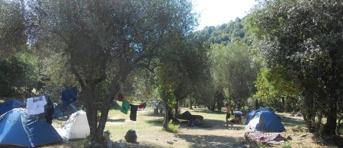Tentes installées en colonie corse