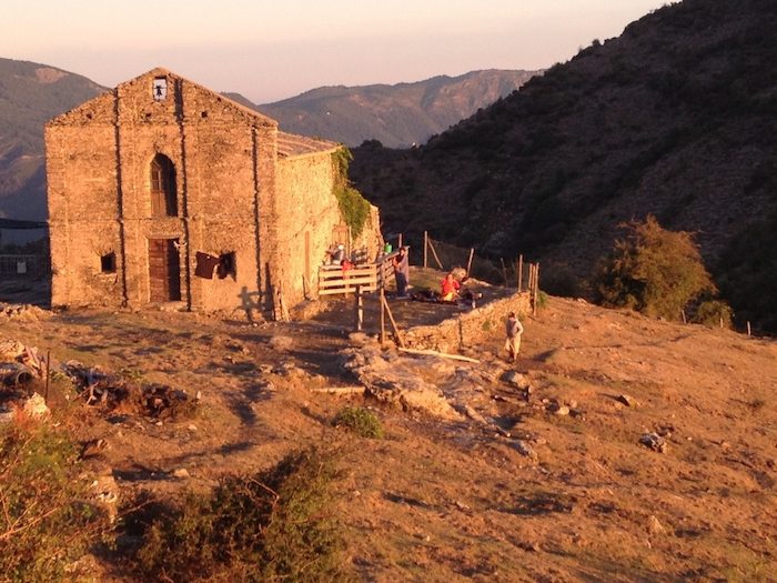 Chapelle ensoleillée en colo corse