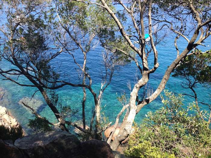 Vue de la mer bleu turquoise lors d'une colonie de vacances en corse