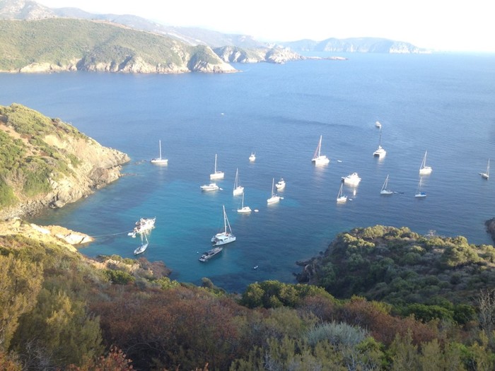 Vue de la crique avec les bateaux lors d'une colonie de vacances en corse