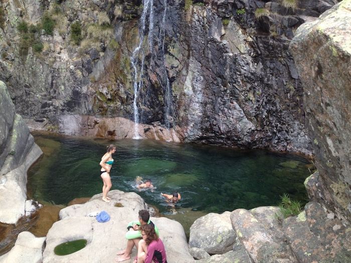 ados se baignent dans la crique lors d'une colonie de vacances en corse