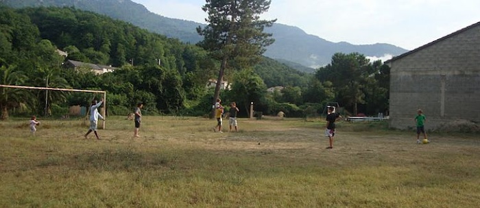Ados jouent au foot lors d'une colonie de vacances en corse