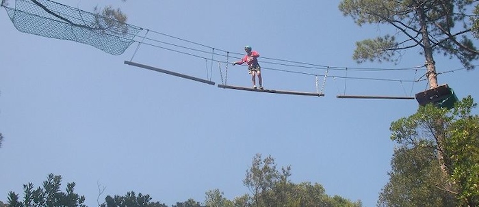Ado fait de l'accrobranche lors d'une colonie de vacances corse
