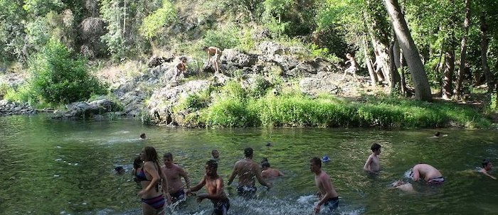 Ados se baignant dans la rivière lors d'une colonie de vacances Corse