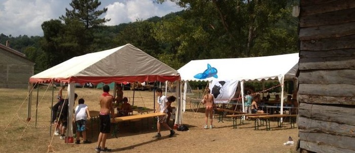 Tentes barnum en plein air lors d'une colonie de vacances Corse