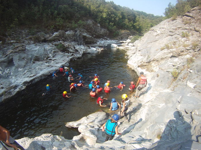 Ado se baignent dans la rivière lors d'une colonie de vacances Corse