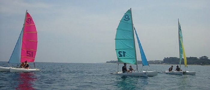 Catamarans en mer lors d'une colonie de vacances en corse