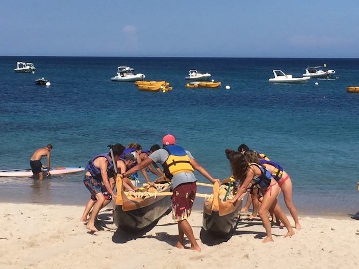 Pirogue dans la mer lors d'une colonie de vacances en corse