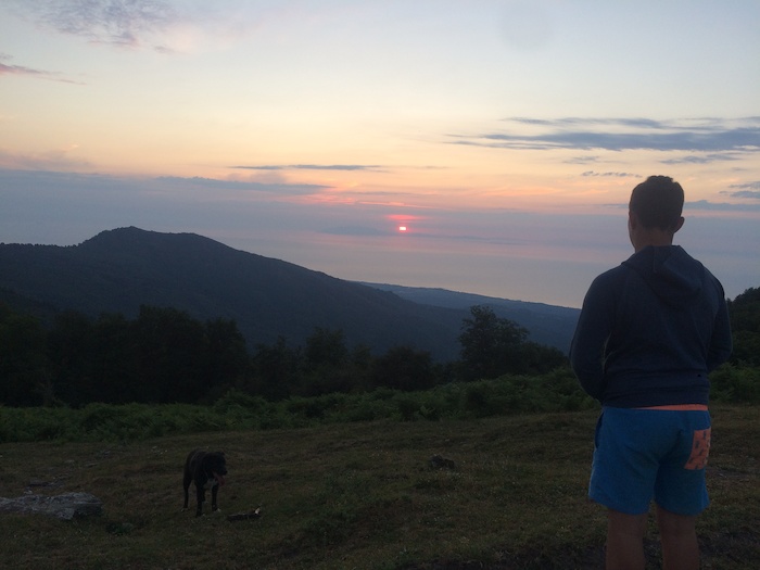 Coucher de soleil au dessus des montagnes lors d'une colo corse