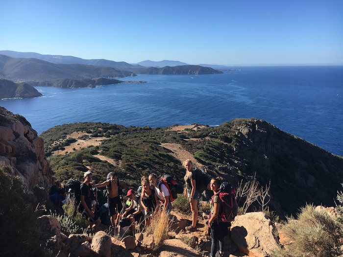 Vue depuis la montagne sur la mer et le groupe d'ado lors d'une colonie de vacances corse
