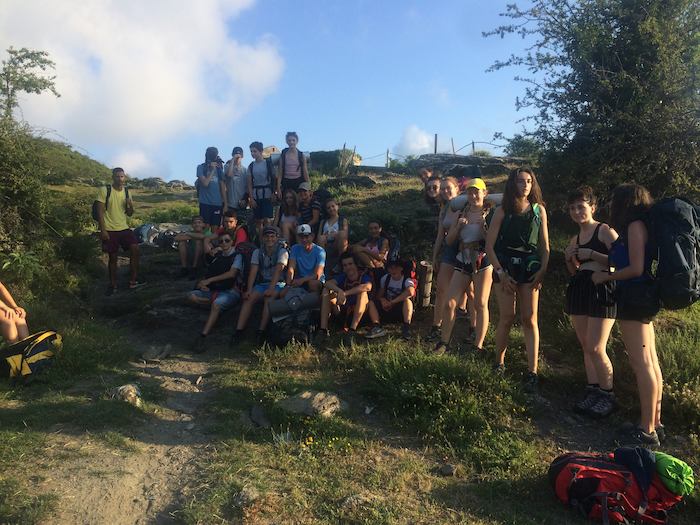 Les ado font une pause pendant la randonnée lors d'une colo corse