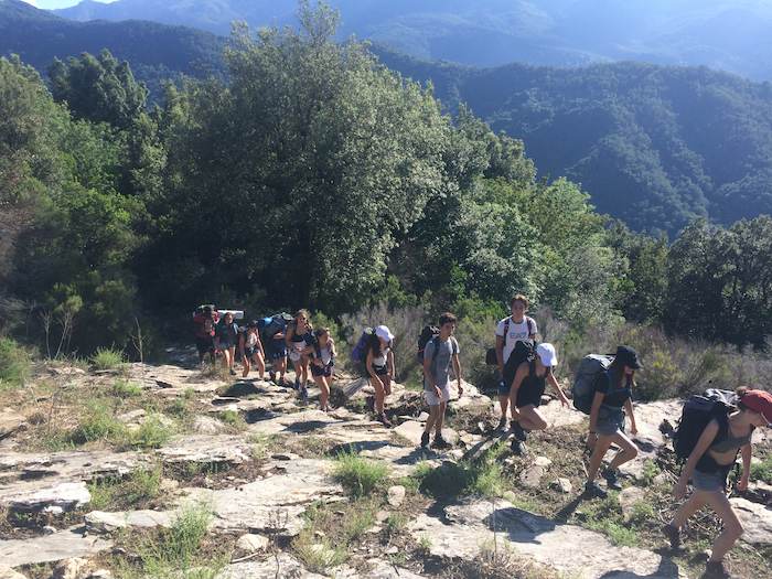 Les ado montent la montagne lors d'une colonie de vacances corse