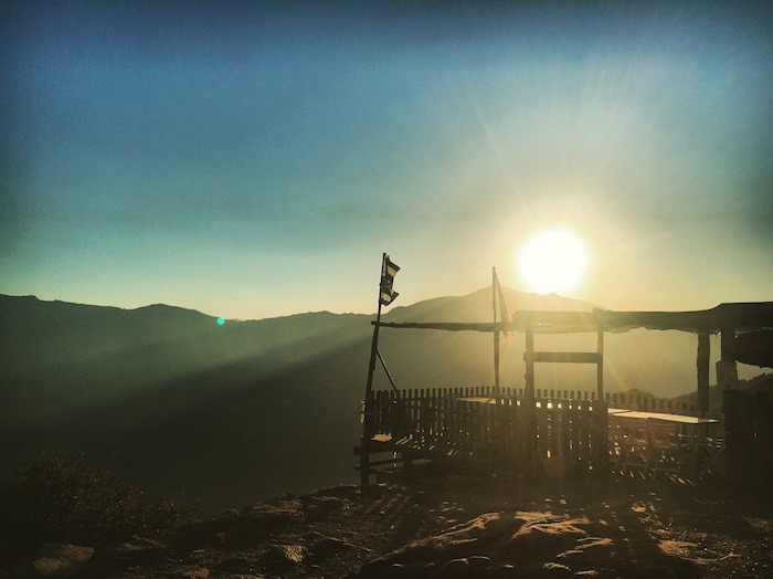 Terrasse ensoleillée en pleine montagne lors d'une colo corse