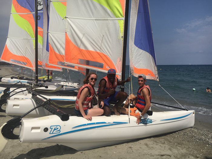 Les ado sont sur un catamaran sur le sable lors d'une colonie de vacances corse