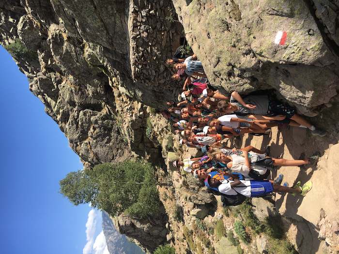 Groupe d'ado entre les montagnes rocheuses lors d'une colonie corse