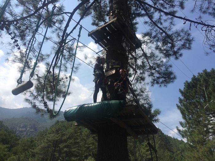 des ado sur la passerelle de l'accrobranche lors d'une colonie corse