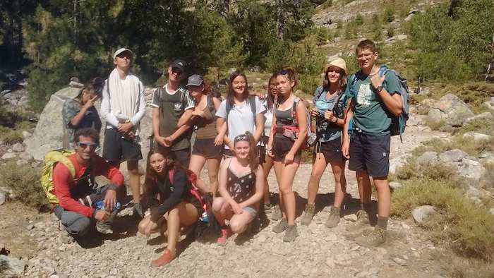 Groupe d'ado pendant la randonnée en colo corse