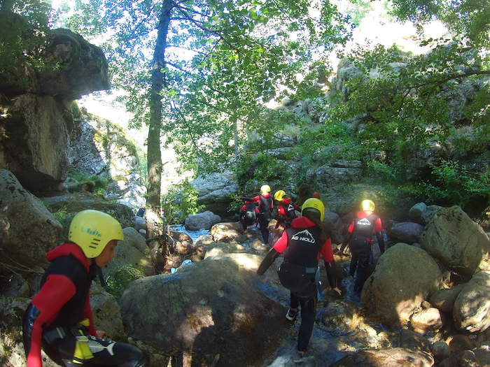 Les ado partent à l'aventure entre les rochers lors d'une colonie corse